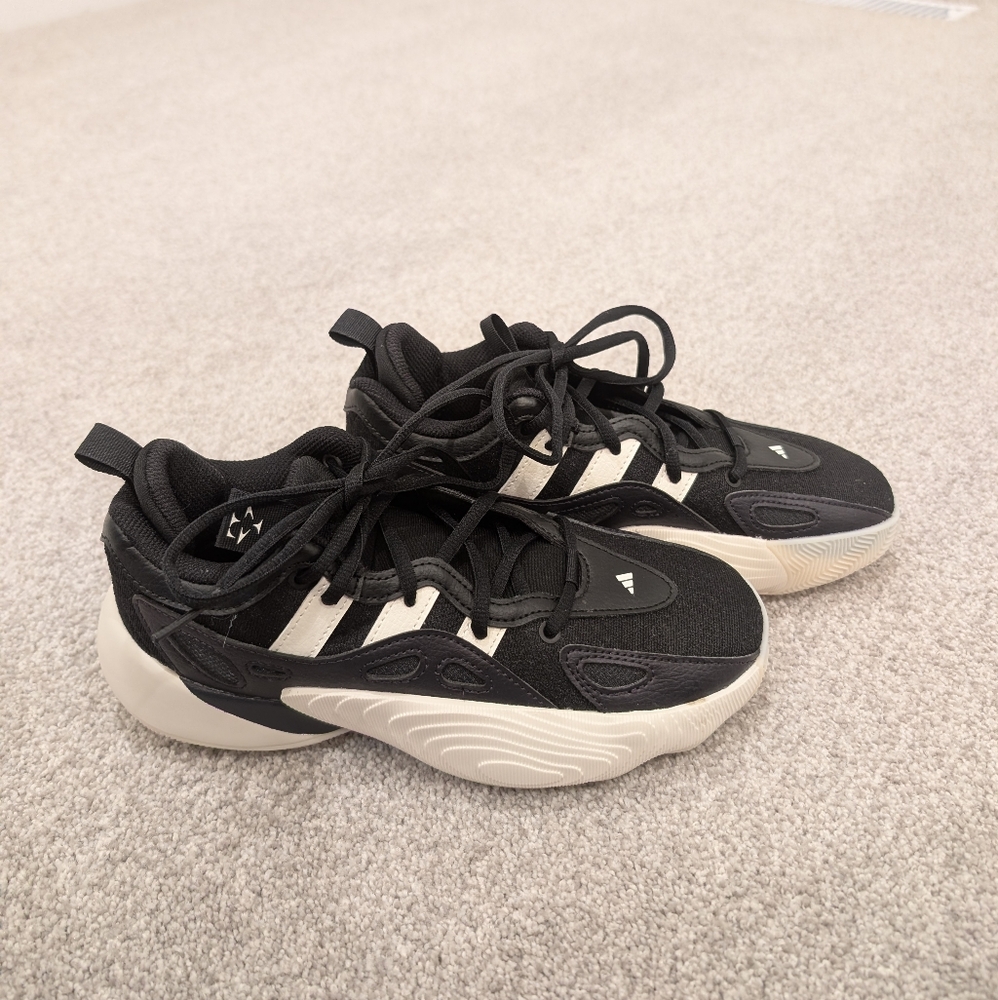 EUC Adidas Big Boys 4.5 US Black and White Boys Sneakers
